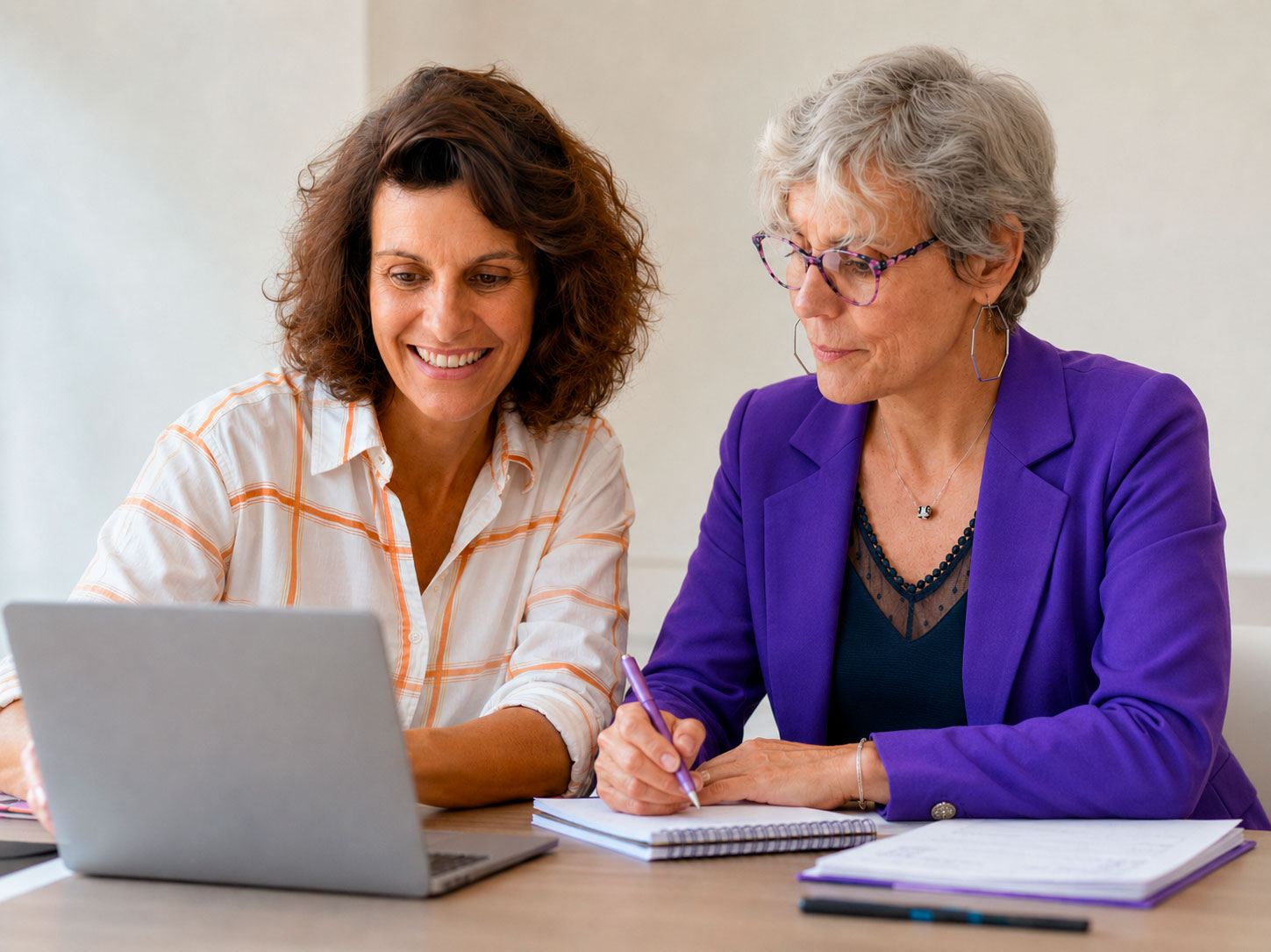 Caroline et Pascale, fondatrices de SOS Vente, accompagnent les entrepreneures indépendantes en stratégie commerciale, communication et organisation.